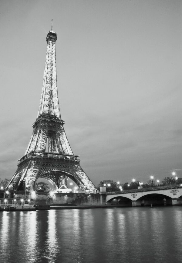 A black and white photo of the Eiffel tower
